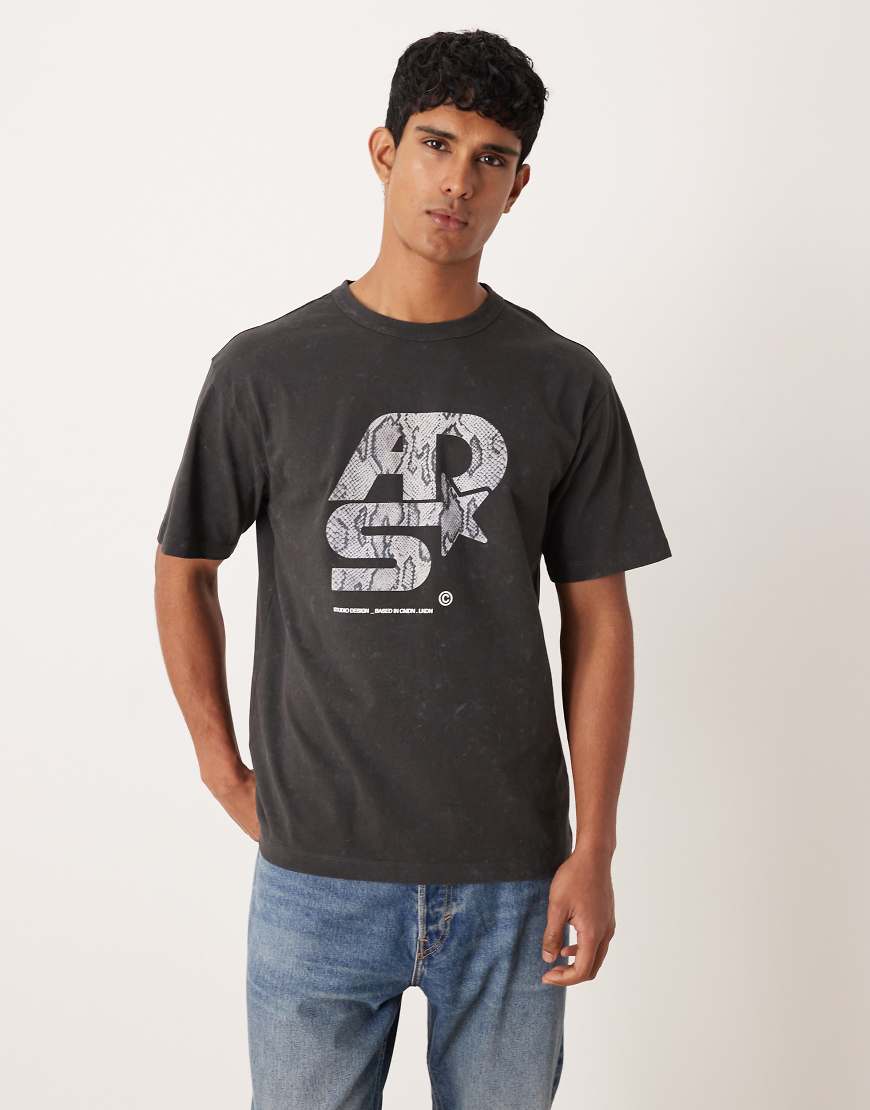 ASOS DESIGN - Schweres Relaxed-Fit-T-Shirt in verwaschenem Schwarz mit Straßen-Grafikprint-Grau von ASOS DESIGN