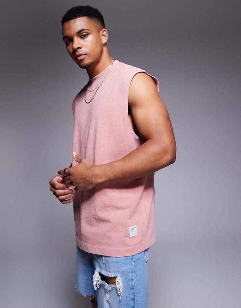 ASOS DESIGN - Schweres Oversize-Trägertop in Braun mit Acid-Waschung-Rosa von ASOS DESIGN