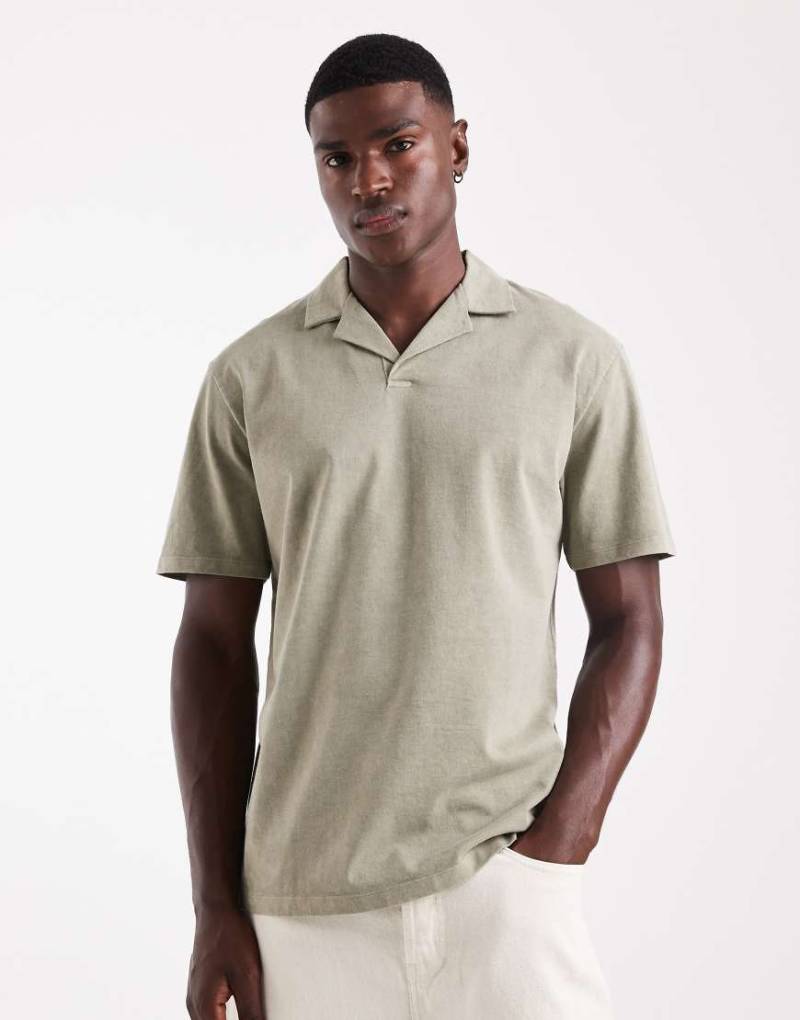 ASOS DESIGN - Schweres Relaxed-Fit-Polohemd in Khaki mit Stückfärbung und Revershemd-Grün von ASOS DESIGN