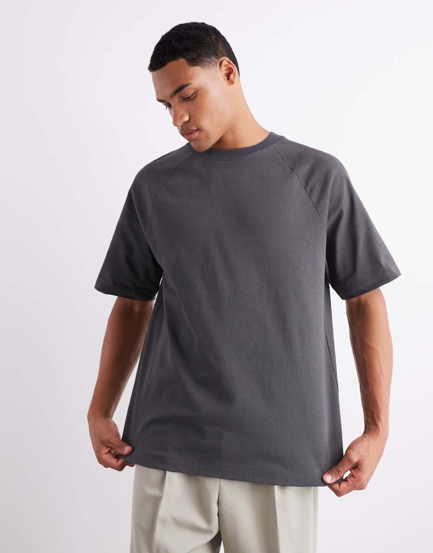 ASOS DESIGN - Schweres Relaxed-Fit-Raglan-T-Shirt in Anthrazit, 240 g/m²-Grau von ASOS DESIGN