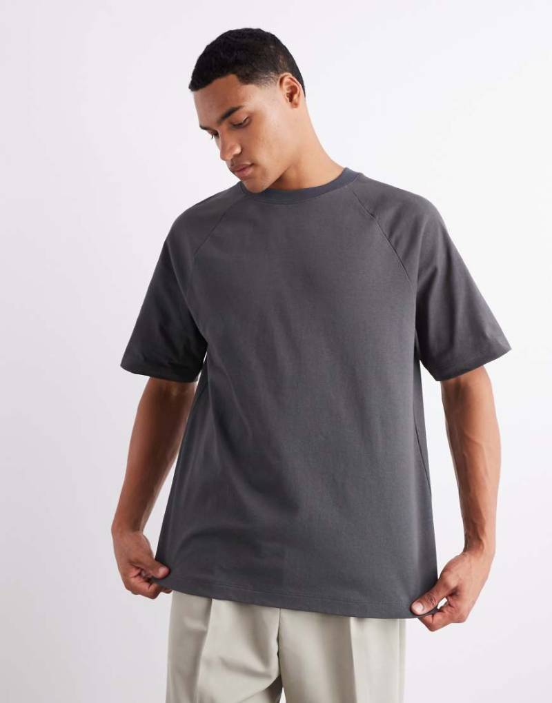 ASOS DESIGN - Schweres Relaxed-Fit-Raglan-T-Shirt in Anthrazit, 240 g/m²-Grau von ASOS DESIGN