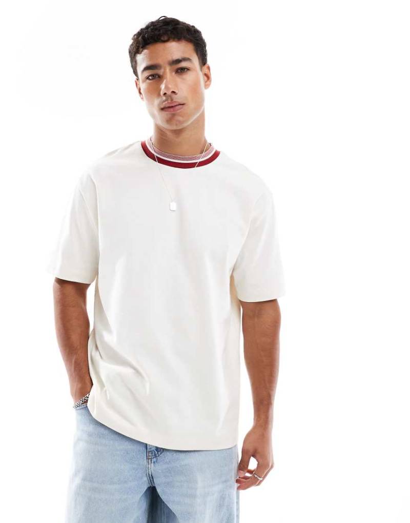 ASOS DESIGN - Schweres Relaxed-Fit-T-Shirt in Cremeweiß mit farblich abgesetztem Kragen von ASOS DESIGN