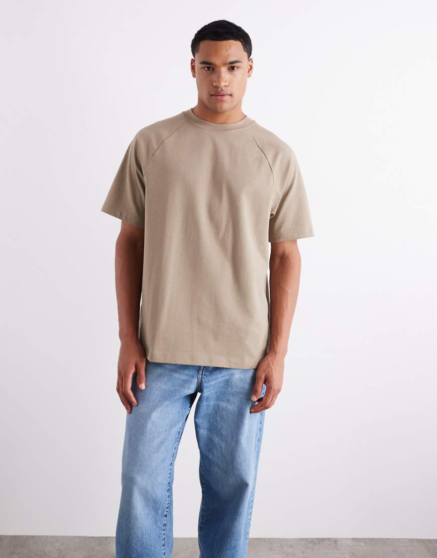ASOS DESIGN - Schweres Relaxed-Fit-T-Shirt mit Raglanärmeln in Grau-Beige, 240 g/m²-Brown von ASOS DESIGN
