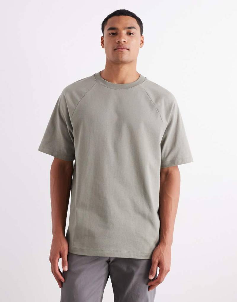 ASOS DESIGN - Schweres Relaxed-Fit-T-Shirt mit Raglanärmeln in Khaki, 240 g/m²-Grün von ASOS DESIGN