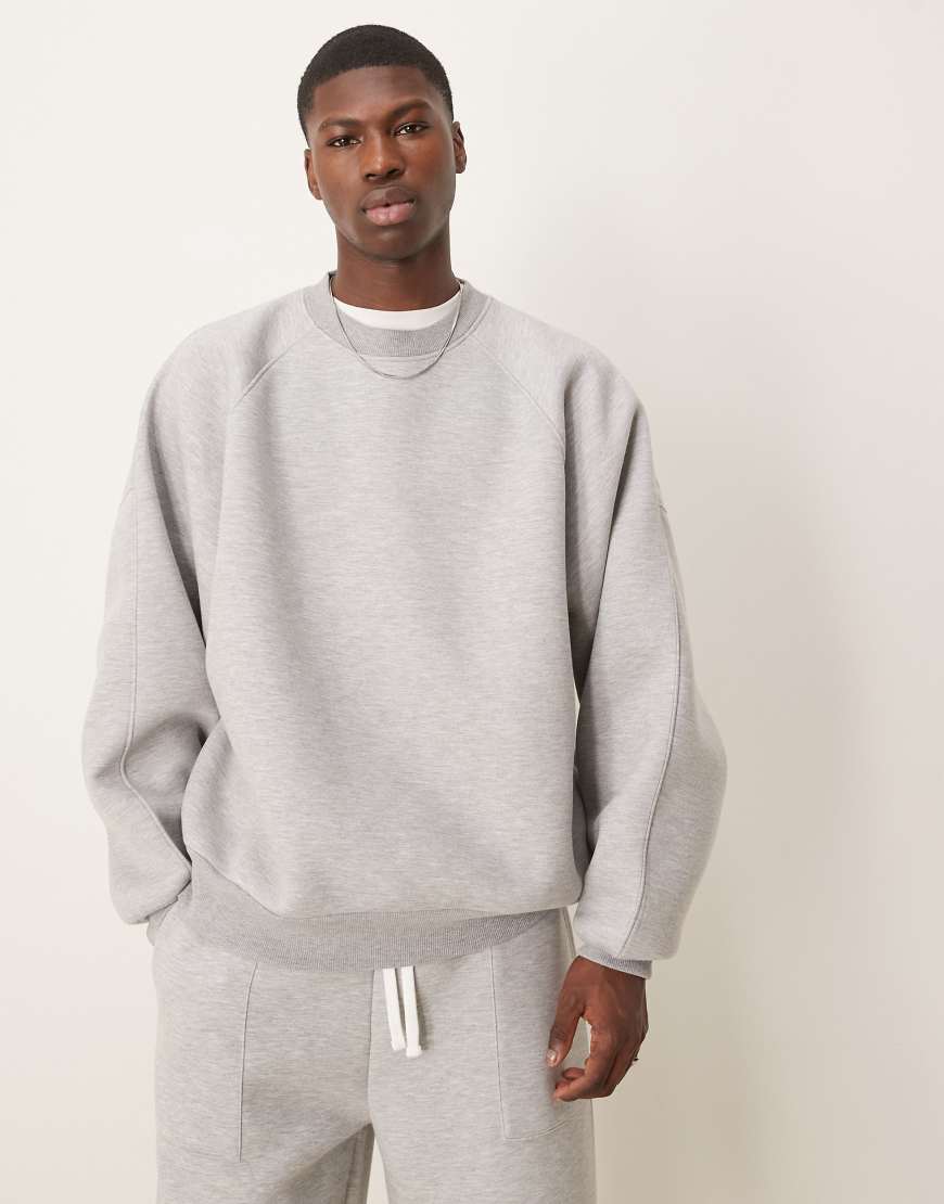ASOS DESIGN - Schweres Sweatshirt aus Scubastoff in meliertem Grau mit Super-Oversize-Schnitt ASOS DESIGN - Schweres Sweatshirt aus Scubastoff in meliertem Grau mit Super-Oversize-Schnitt von ASOS DESIGN