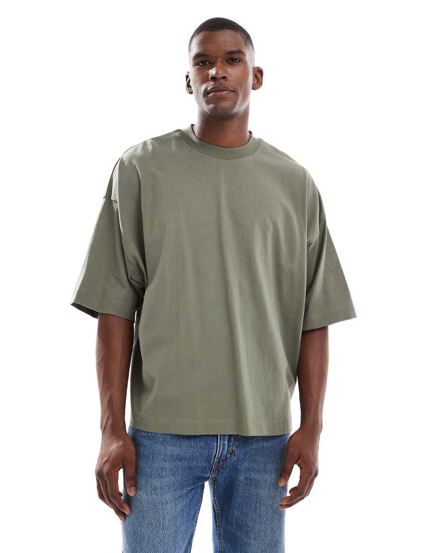 ASOS DESIGN - Schweres T-Shirt in Khaki mit halblangen Ärmeln mit Extreme-Oversize-Schnitt-Grün von ASOS DESIGN