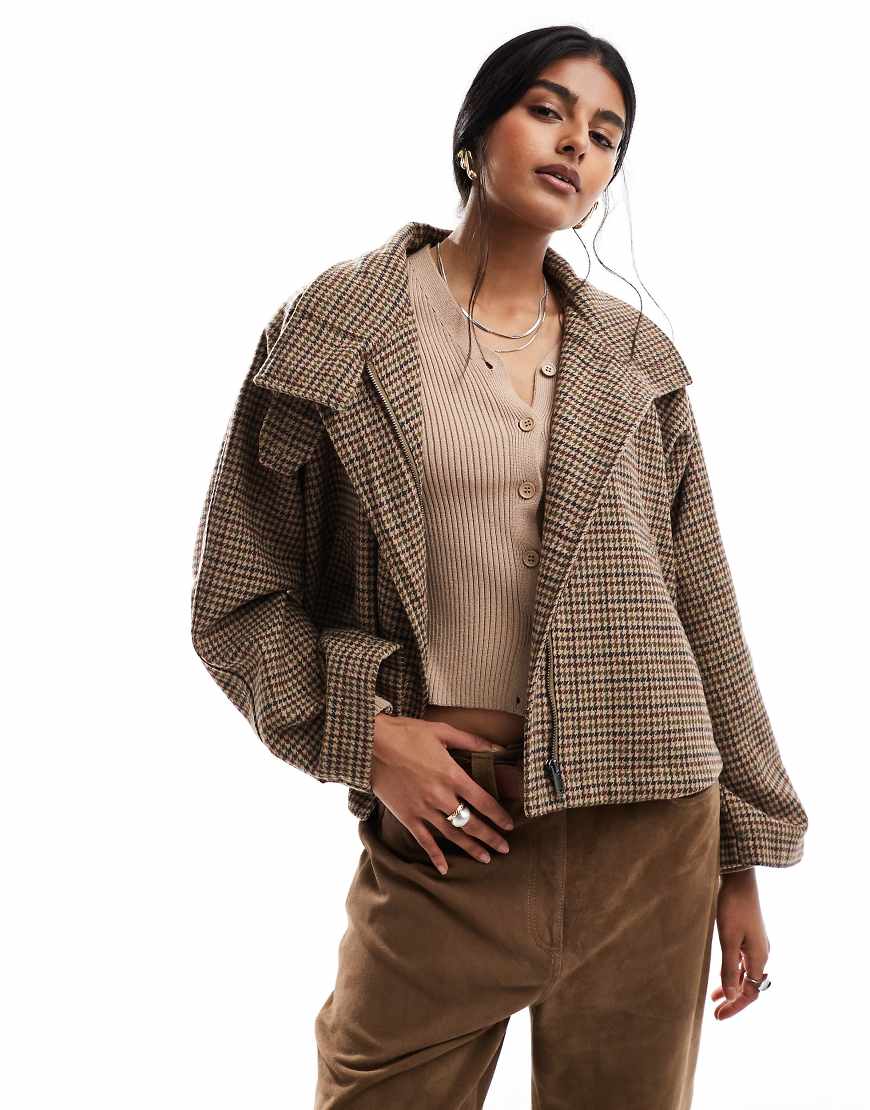 ASOS DESIGN - Schwingende Cropped Trenchjacke mit Heritage-Karo und Cape-Bunt von ASOS DESIGN