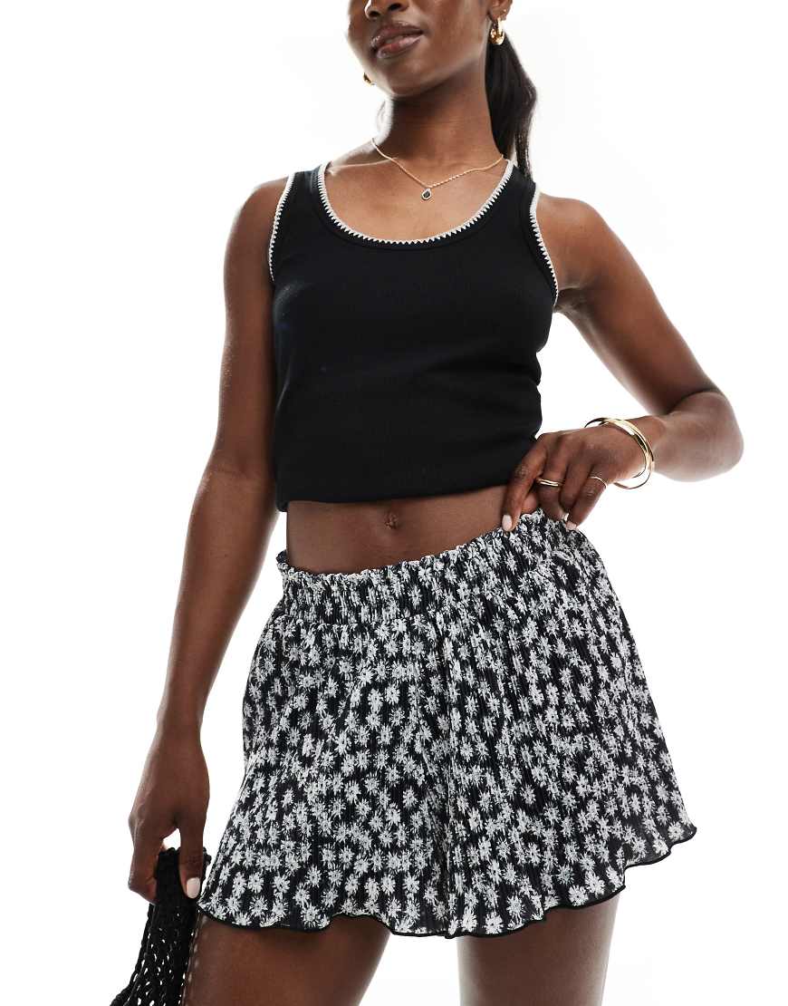 ASOS DESIGN - Schwingende Plissee-Shorts in Schwarz mit Blümchenmuster in Weiß-Bunt von ASOS DESIGN