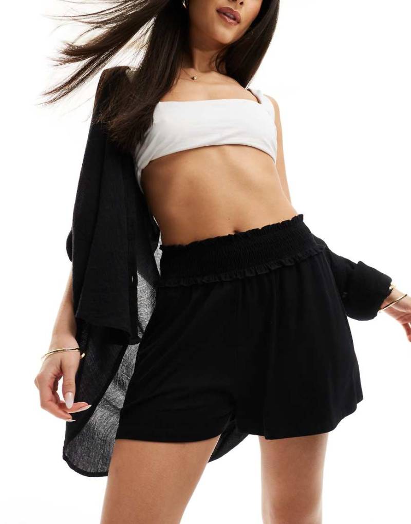 ASOS DESIGN - Schwingende Shorts in Schwarz mit gesmoktem Bund von ASOS DESIGN
