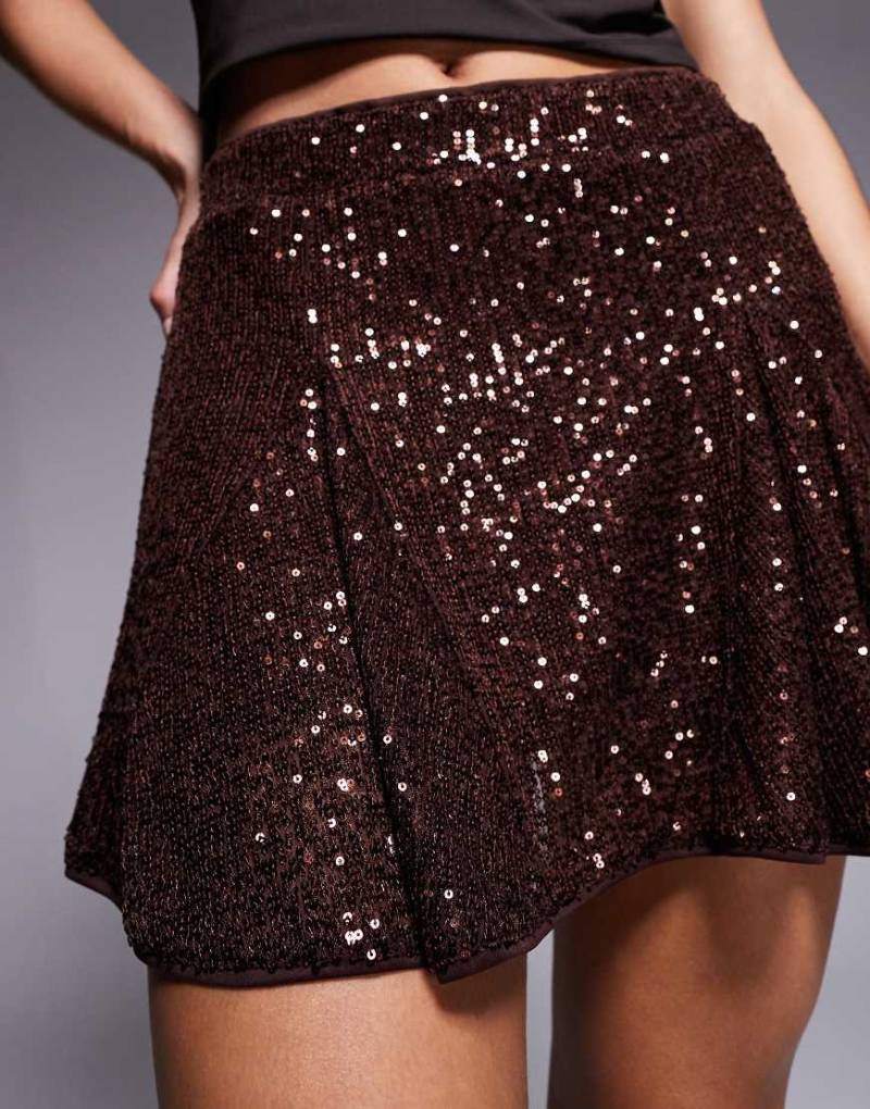 ASOS DESIGN - Schwingender Godet-Minirock in Schokobraun mit All-over-Paillettenbesatz-Brown von ASOS DESIGN