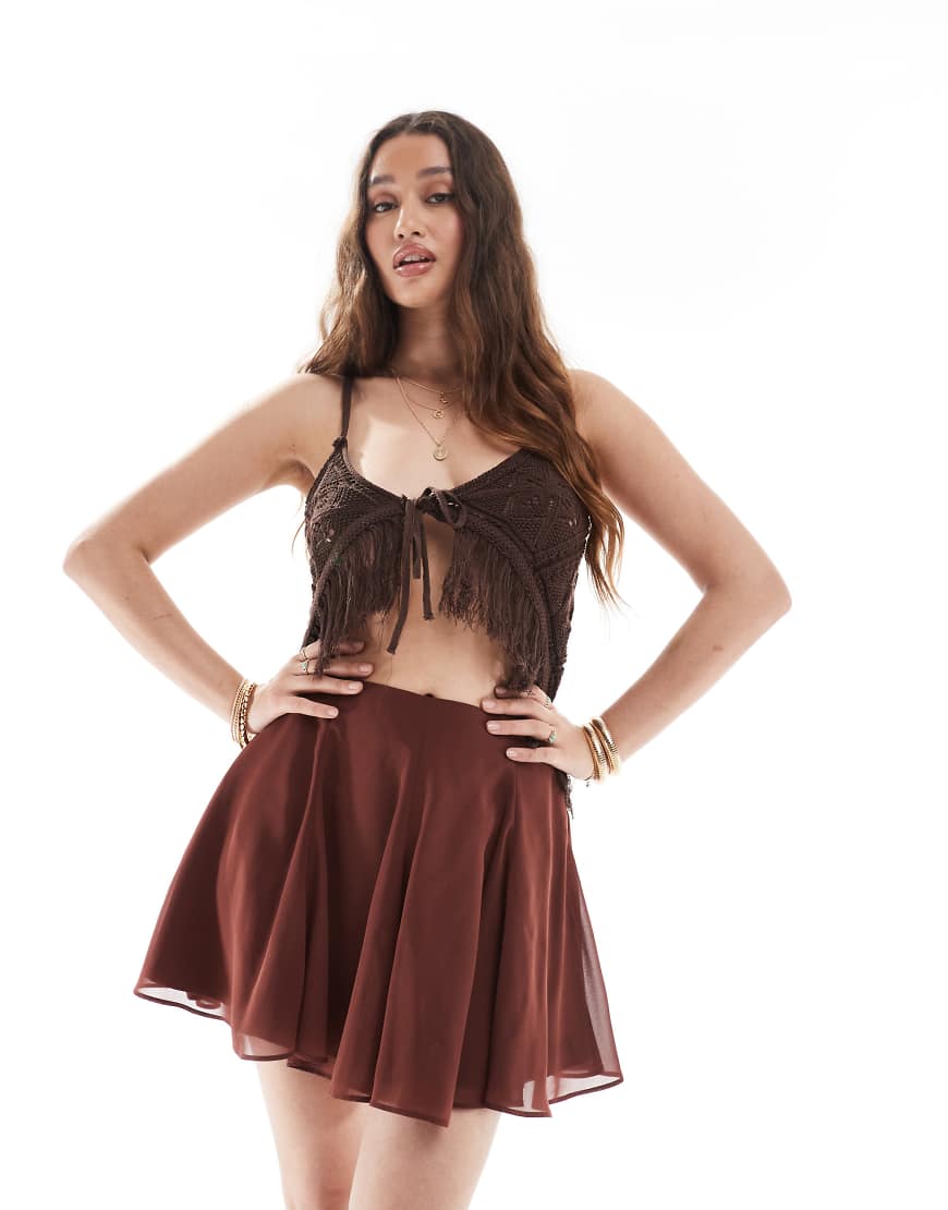 ASOS DESIGN - Schwingender Minirock aus Chiffon in Cherry-Schokobraun von ASOS DESIGN