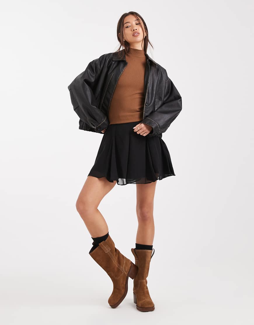 ASOS DESIGN - Schwingender Minirock aus Chiffon in Schwarz ASOS DESIGN - Schwingender Minirock aus Chiffon in Schwarz von ASOS DESIGN