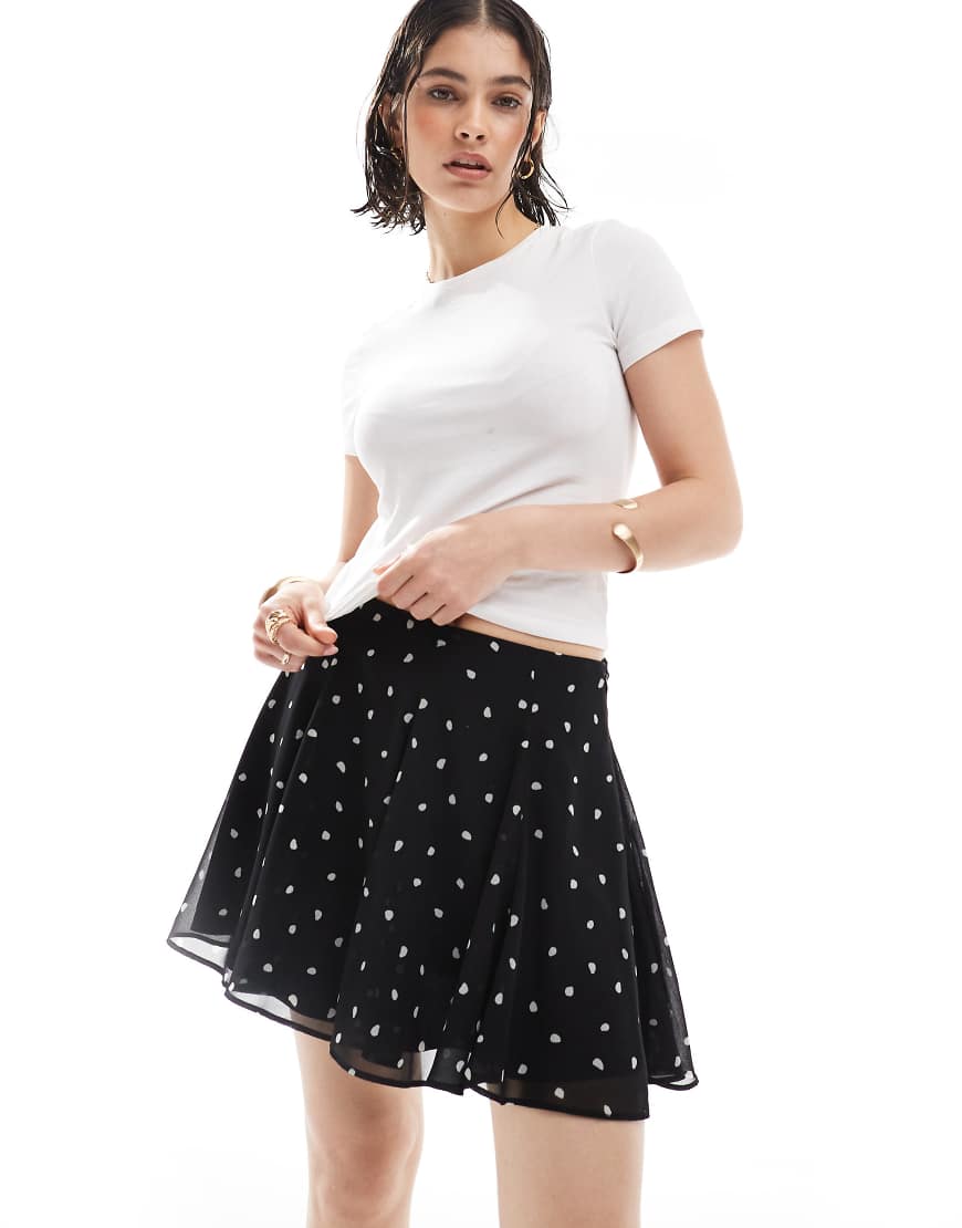 ASOS DESIGN - Schwingender Minirock aus Chiffon mit Tupfen-Bunt von ASOS DESIGN