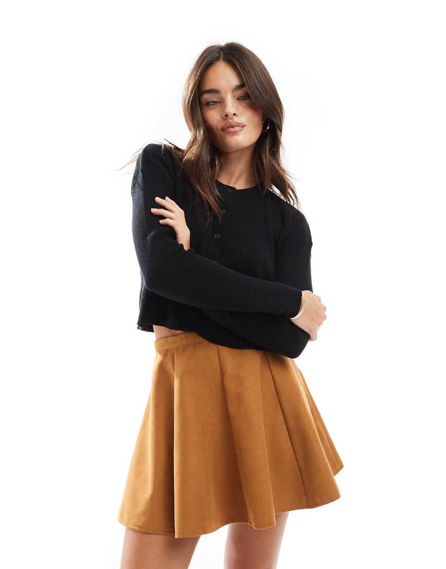 ASOS DESIGN - Schwingender Minirock aus Wildlederimitat in Hellbraun ASOS DESIGN - Schwingender Minirock aus Wildlederimitat in Hellbraun von ASOS DESIGN