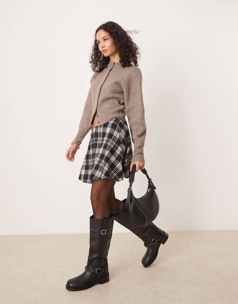 ASOS DESIGN - Schwingender Minirock in Schwarz kariert von ASOS DESIGN