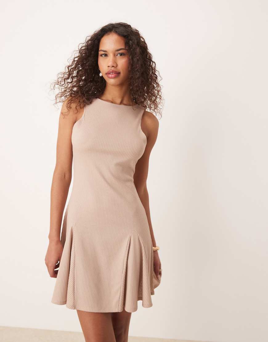 ASOS DESIGN - Schwingendes Mini-Skater-Kleid in geripptem Cremeweiß von ASOS DESIGN