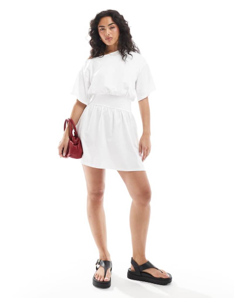 ASOS DESIGN - Schwingendes Mini-T-Shirtkleid in Weiß mit U-Boot-Ausschnitt-Keine Farbe von ASOS DESIGN