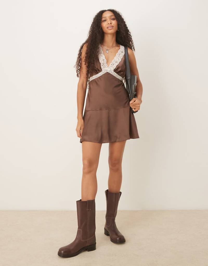 ASOS DESIGN - Schwingendes Minikleid aus Satin in Schokobraun mit Spitzendetail-Grün von ASOS DESIGN