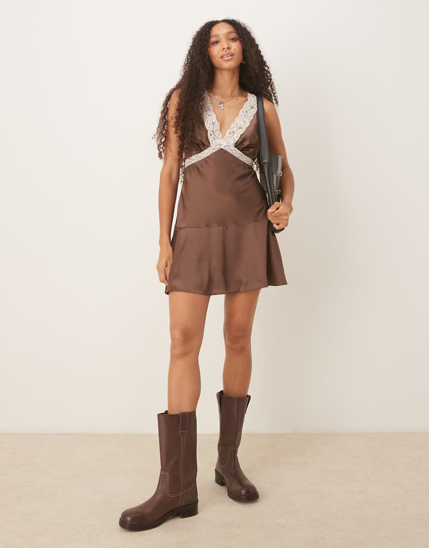 ASOS DESIGN - Schwingendes Minikleid aus Satin in Schokobraun mit Spitzendetail-Grün von ASOS DESIGN