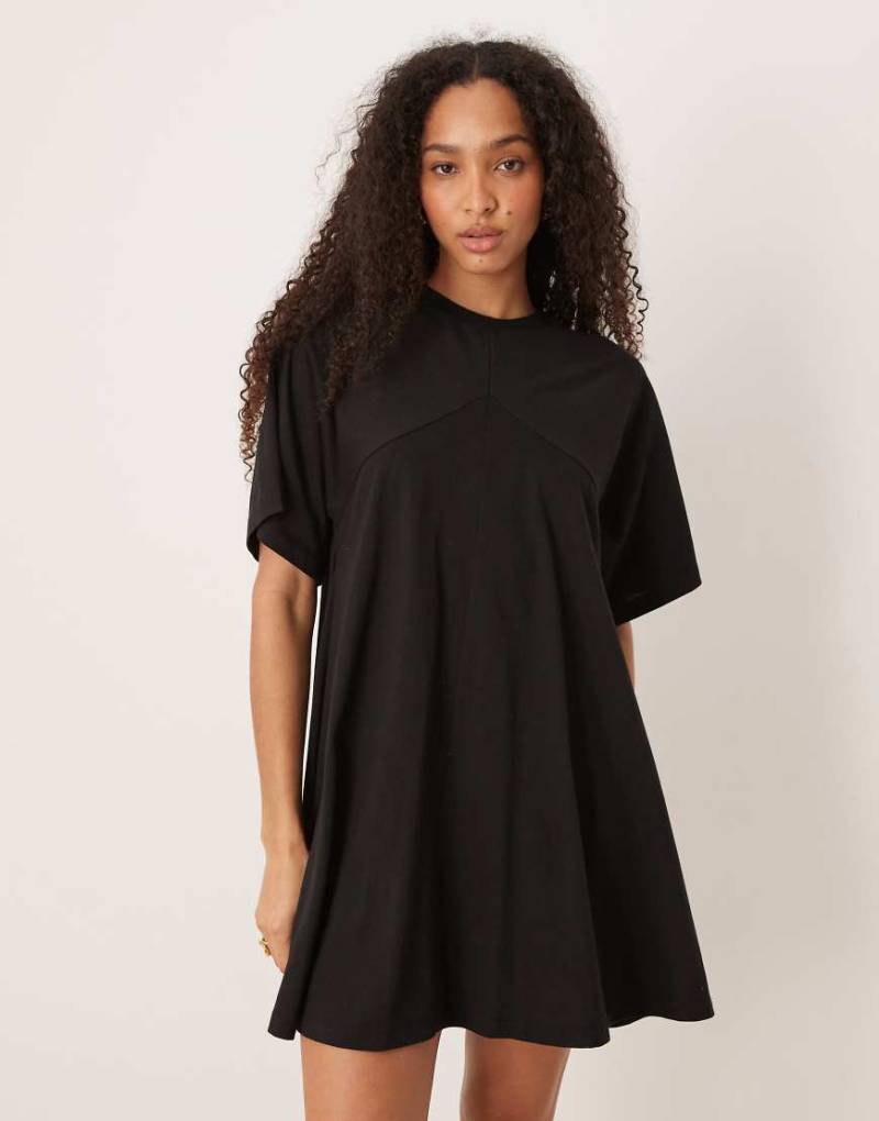ASOS DESIGN - Schwingendes T-Shirt-Kleid in Schwarz mit Fransendetails hinten von ASOS DESIGN