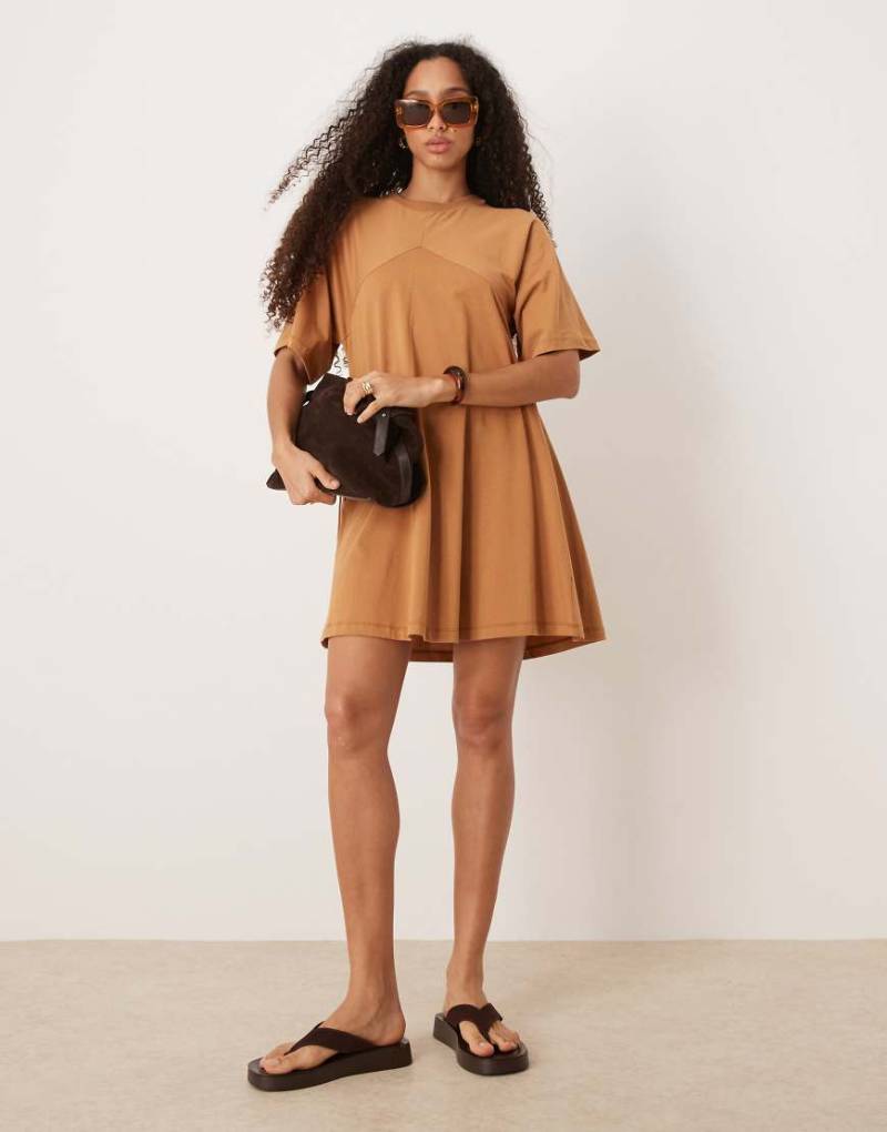 ASOS DESIGN - Schwingendes T-Shirt-Minikleid in Rostbraun mit Fransendetails hinten-Weiß von ASOS DESIGN