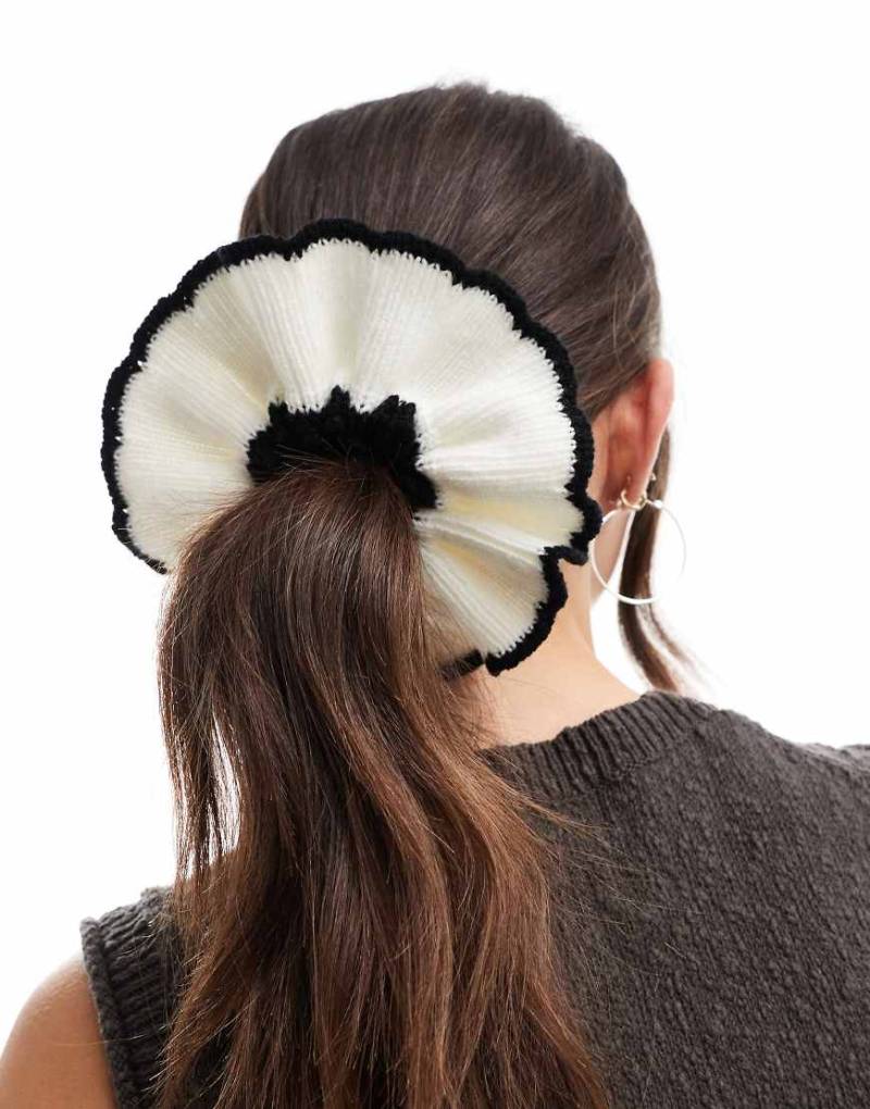 ASOS DESIGN - Scrunchie-Haargummi aus Strick mit Kontrastkante-Bunt von ASOS DESIGN