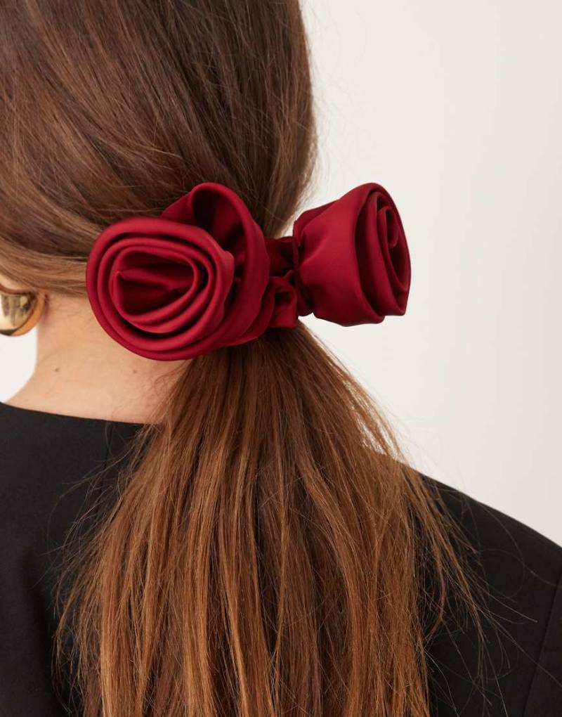 ASOS DESIGN - Scrunchie-Haargummi in Burgunderrot mit Ansteckblume von ASOS DESIGN