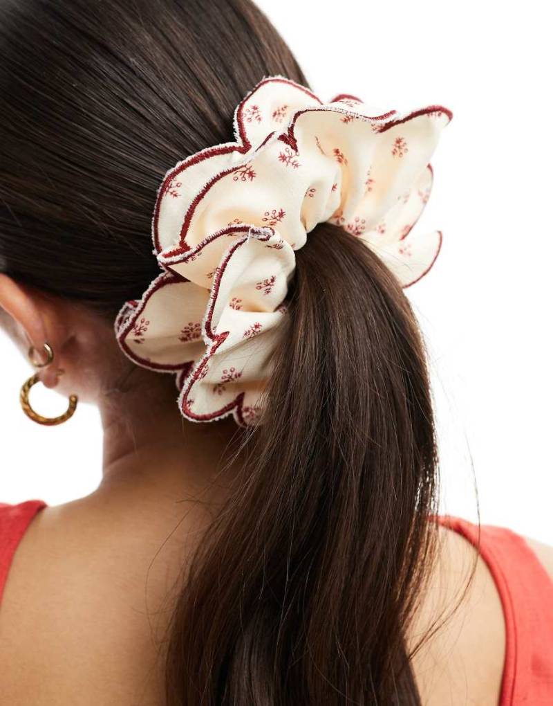 ASOS DESIGN - Scrunchie-Haargummi in Burgunderrot mit gewelltem Muschelsaum und Blümchenmuster von ASOS DESIGN