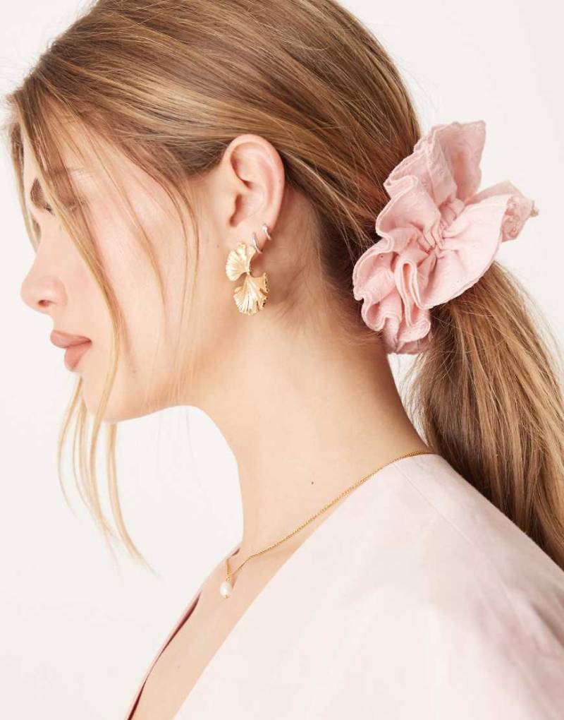 ASOS DESIGN - Scrunchie-Haargummi in Rosa mit Rüschen- und Schleifendetail von ASOS DESIGN