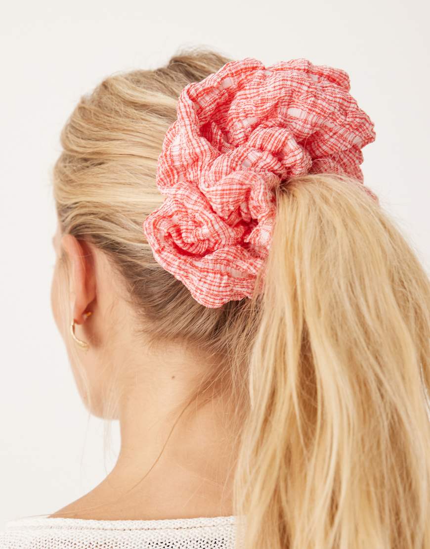 ASOS DESIGN - Scrunchie-Haargummi mit Blasenstruktur und kleinem Karomuster in Rot und Weiß ASOS DESIGN - Scrunchie-Haargummi mit Blasenstruktur und kleinem Karomuster in Rot und Weiß von ASOS DESIGN