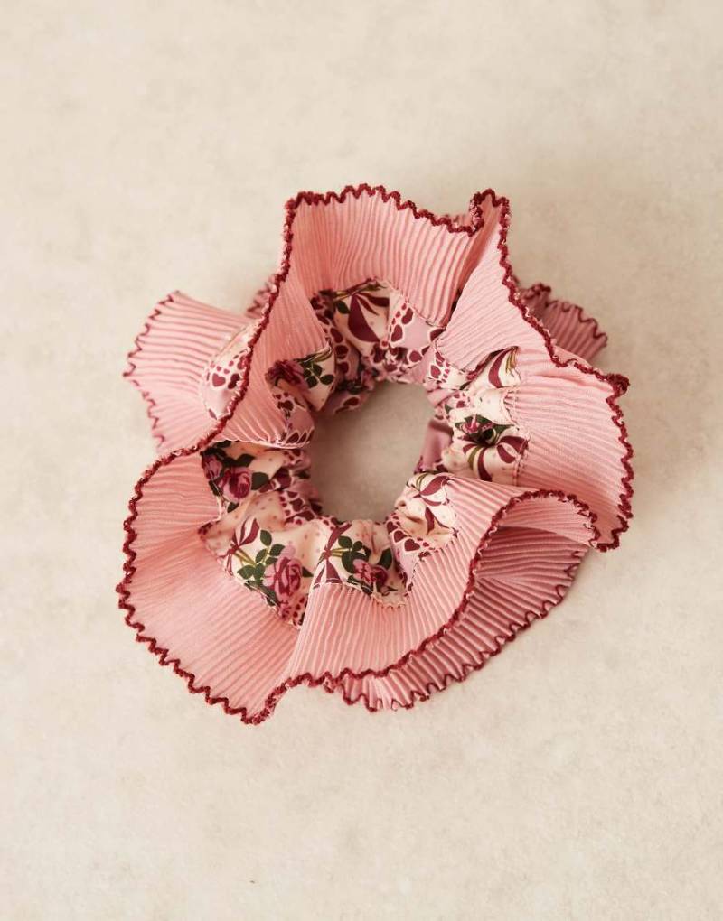 ASOS DESIGN - Scrunchie-Haargummi mit Blümchenmuster und farblich abgesetzter Rüschenkante-Rosa ASOS DESIGN - Scrunchie-Haargummi mit Blümchenmuster und farblich abgesetzter Rüschenkante-Rosa von ASOS DESIGN