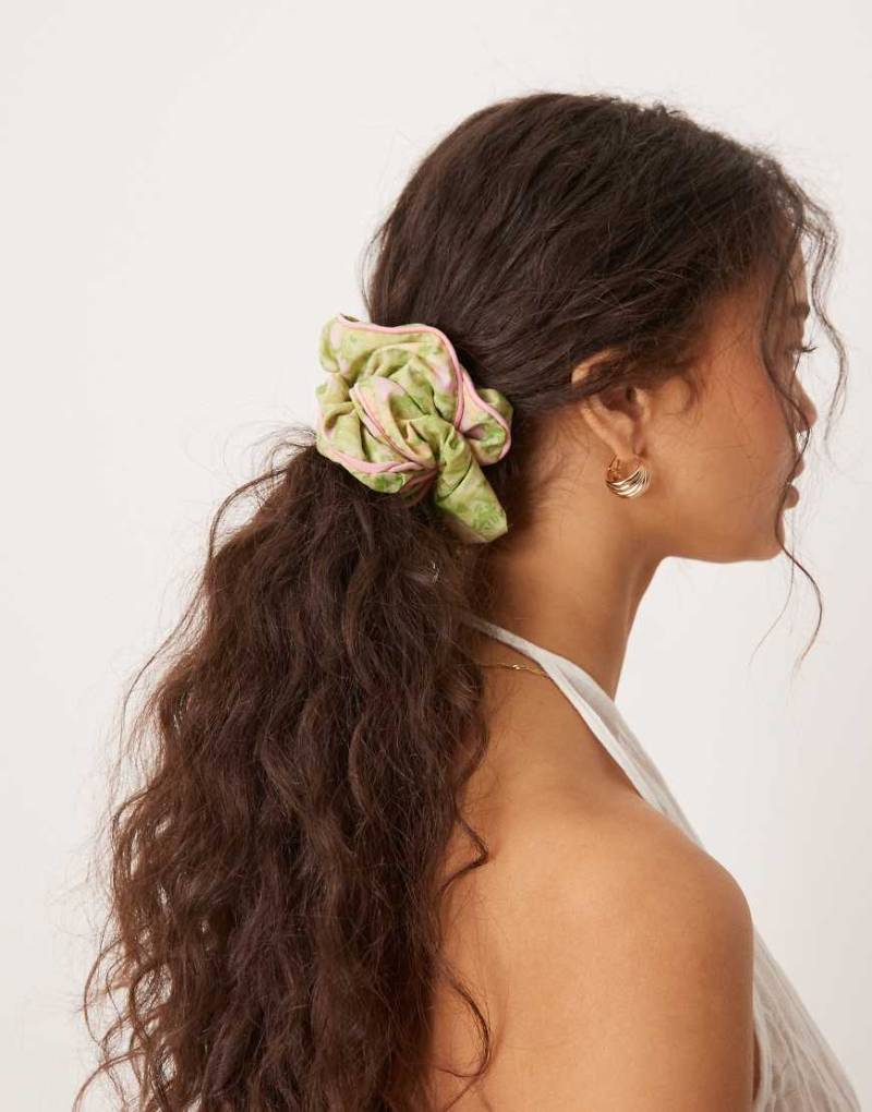 ASOS DESIGN - Scrunchie-Haargummi mit Blumenmuster und kontrastierender rosa Paspelierung-Grün von ASOS DESIGN