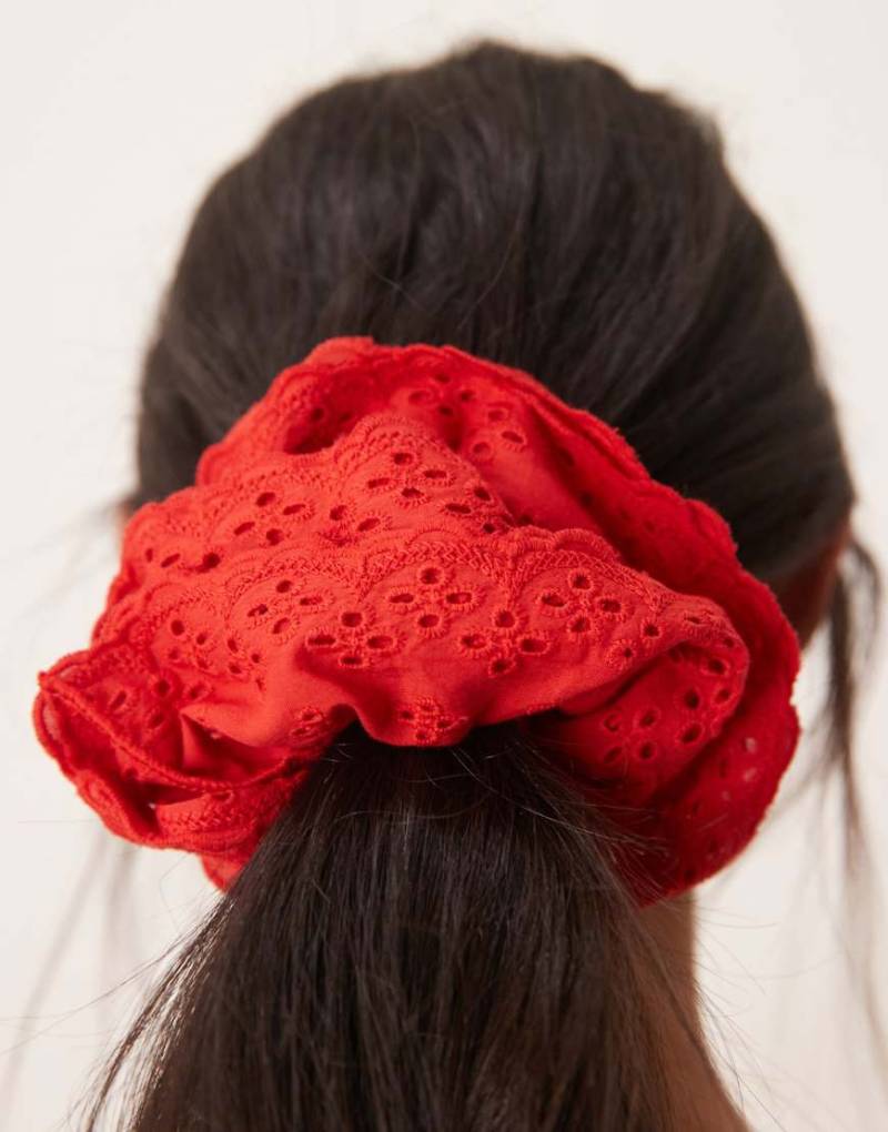 ASOS DESIGN - Scrunchie-Haargummi mit Lochmuster in Kirschrot von ASOS DESIGN