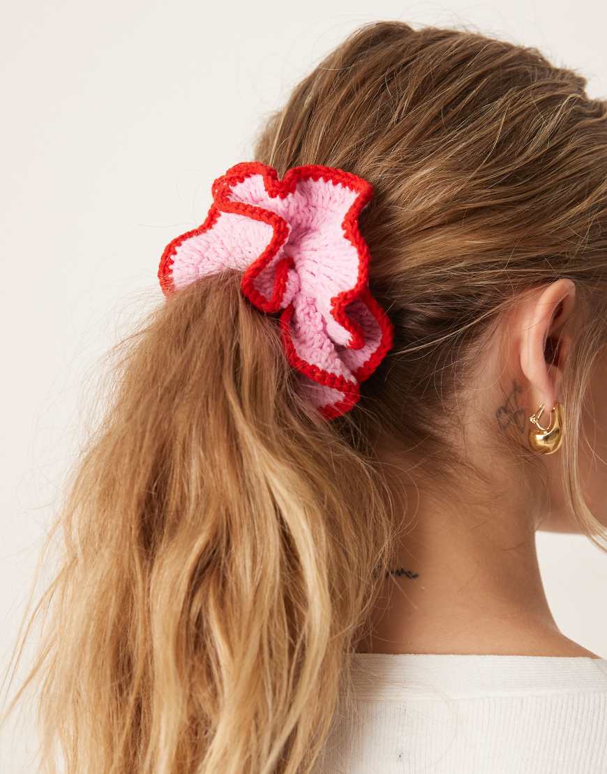 ASOS DESIGN - Scrunchie aus Häkelstrick in Rosa in handgemachter Optik ASOS DESIGN - Scrunchie aus Häkelstrick in Rosa in handgemachter Optik von ASOS DESIGN