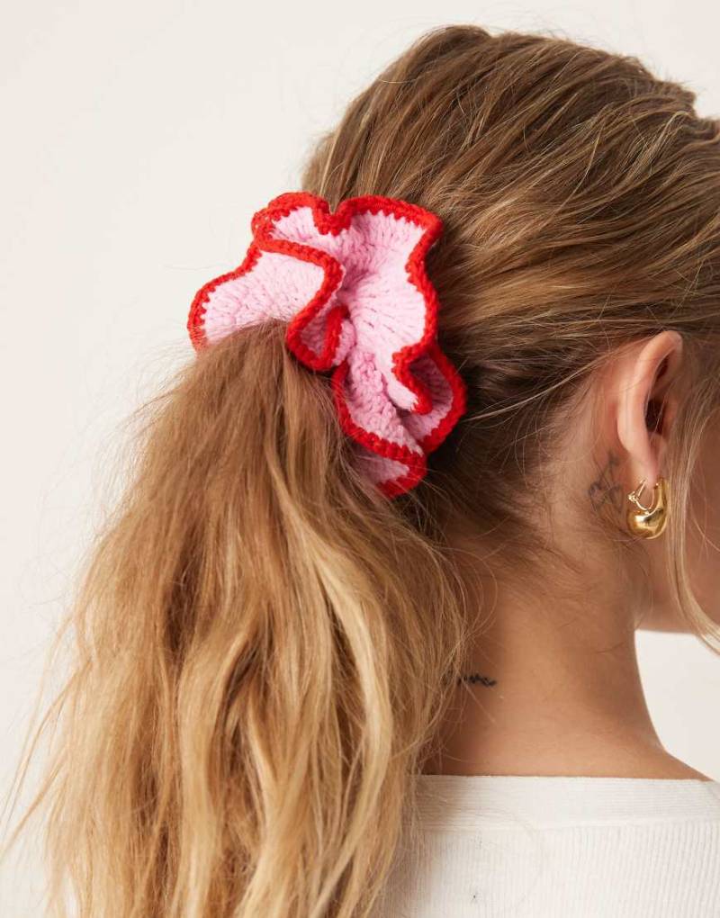 ASOS DESIGN - Scrunchie aus Häkelstrick in Rosa in handgemachter Optik ASOS DESIGN - Scrunchie aus Häkelstrick in Rosa in handgemachter Optik von ASOS DESIGN