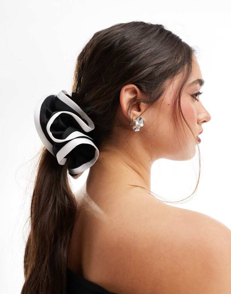 ASOS DESIGN - Scrunchie in Weiß mit Kontrastrand-Schwarz von ASOS DESIGN