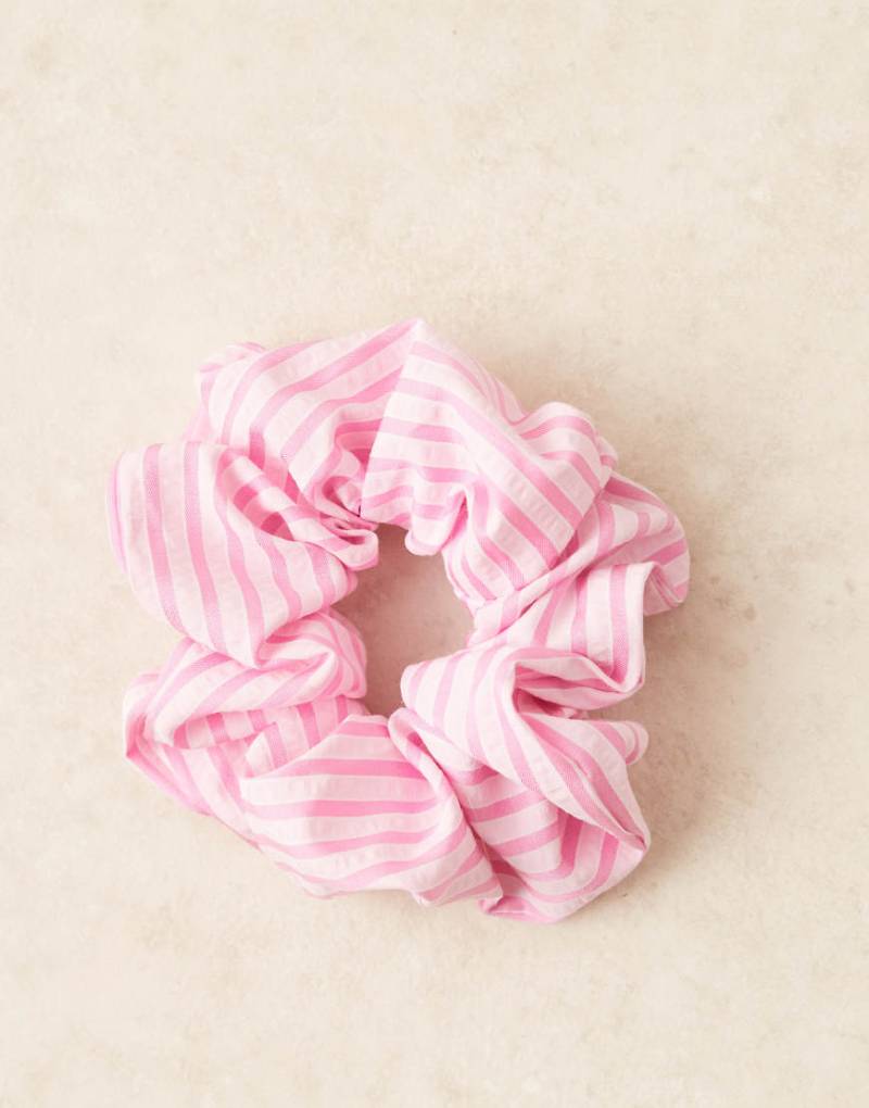 ASOS DESIGN - Scrunchie mit rosa Streifen von ASOS DESIGN