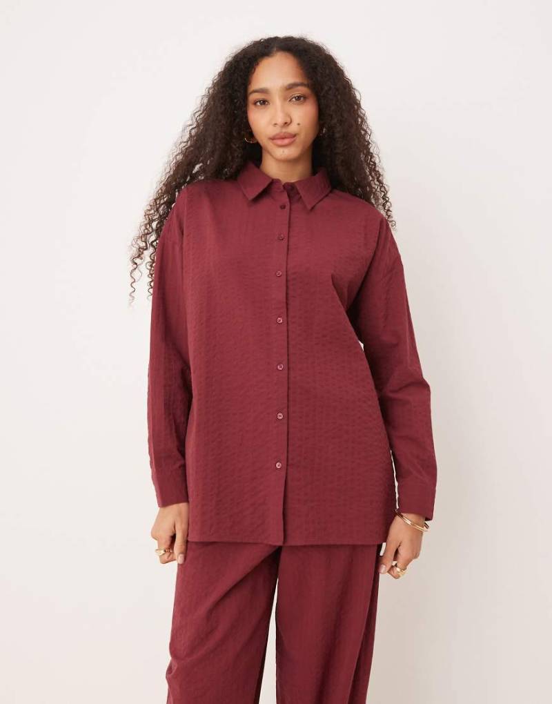 ASOS DESIGN - Hemdbluse aus Seersucker in Burgunderrot mit Streifenmuster und Wickeldesign am Rücken, Kombiteil von ASOS DESIGN