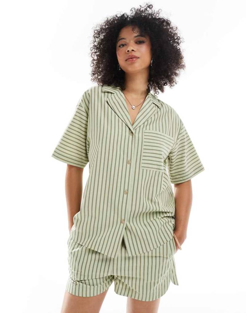 ASOS DESIGN - Seersucker-Hemdbluse mit khaki Streifen, Kombiteil-Grün von ASOS DESIGN