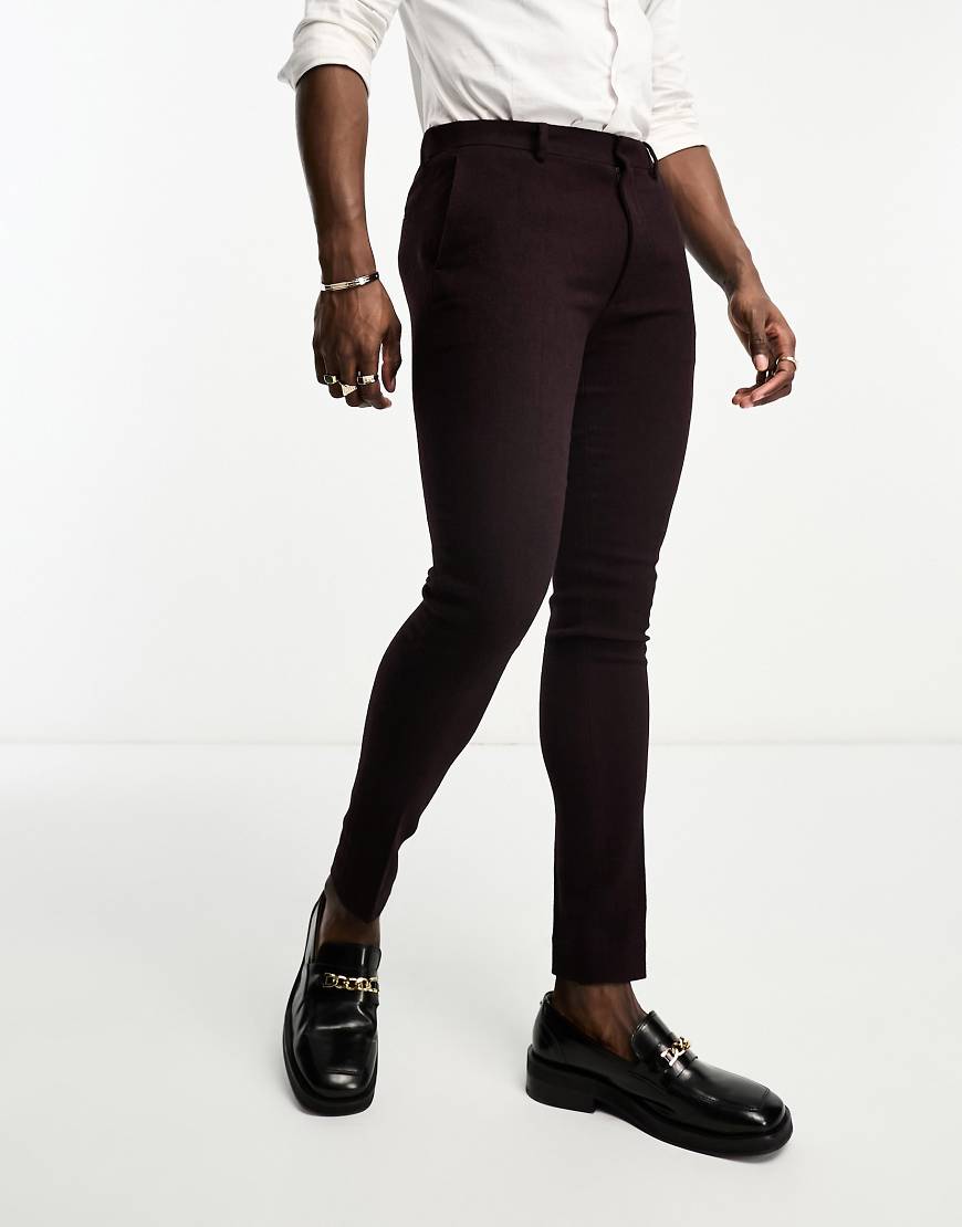 ASOS DESIGN - Sehr eng geschnittene Anzughose aus Wollmix in Burgunderrot mit Fischgrätmuster von ASOS DESIGN