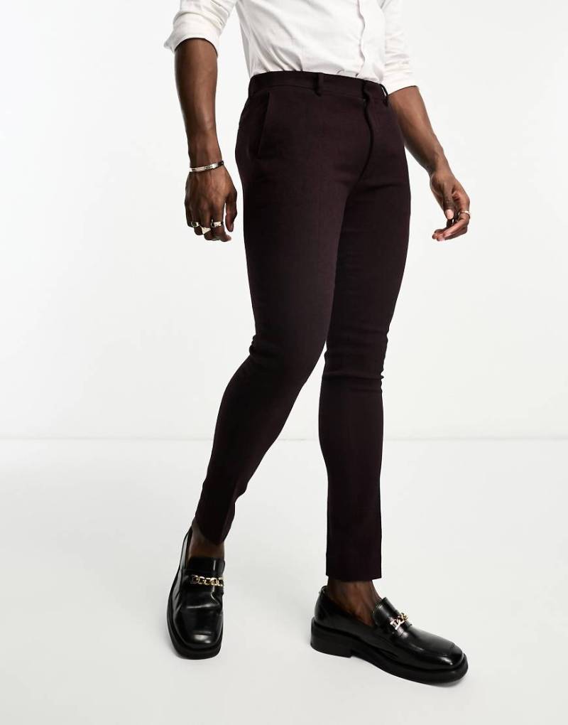 ASOS DESIGN - Sehr eng geschnittene Anzughose aus Wollmix in Burgunderrot mit Fischgrätmuster von ASOS DESIGN