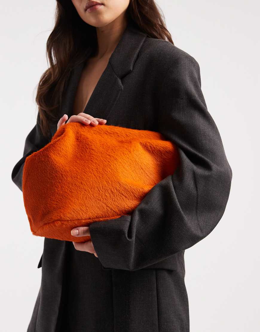 ASOS DESIGN - Sehr große Clutch aus Ponyfell in Orange-Rot von ASOS DESIGN