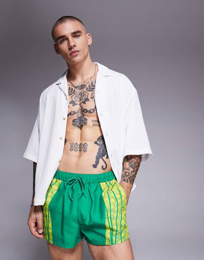 ASOS DESIGN - Sehr kurze Badeshorts in Grün mit platziertem Tierfell-Musterprint von ASOS DESIGN