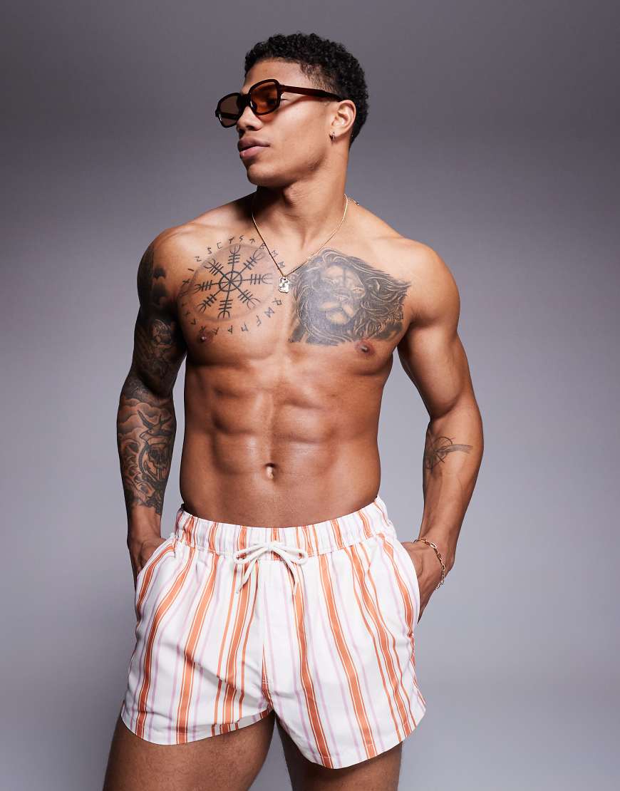 ASOS DESIGN - Sehr kurze Badeshorts in Weiß und Orange mit Streifen von ASOS DESIGN