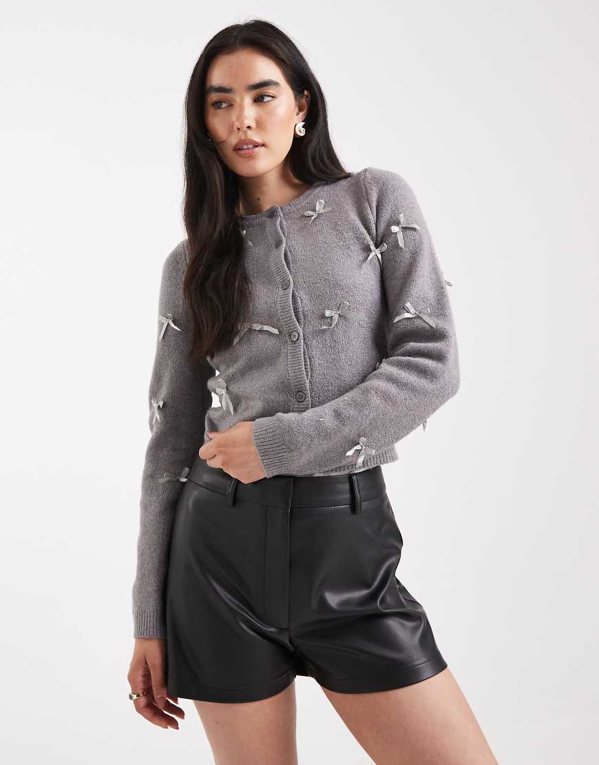 ASOS DESIGN - Sehr kurze Shorts aus Kunstleder in Schwarz von ASOS DESIGN