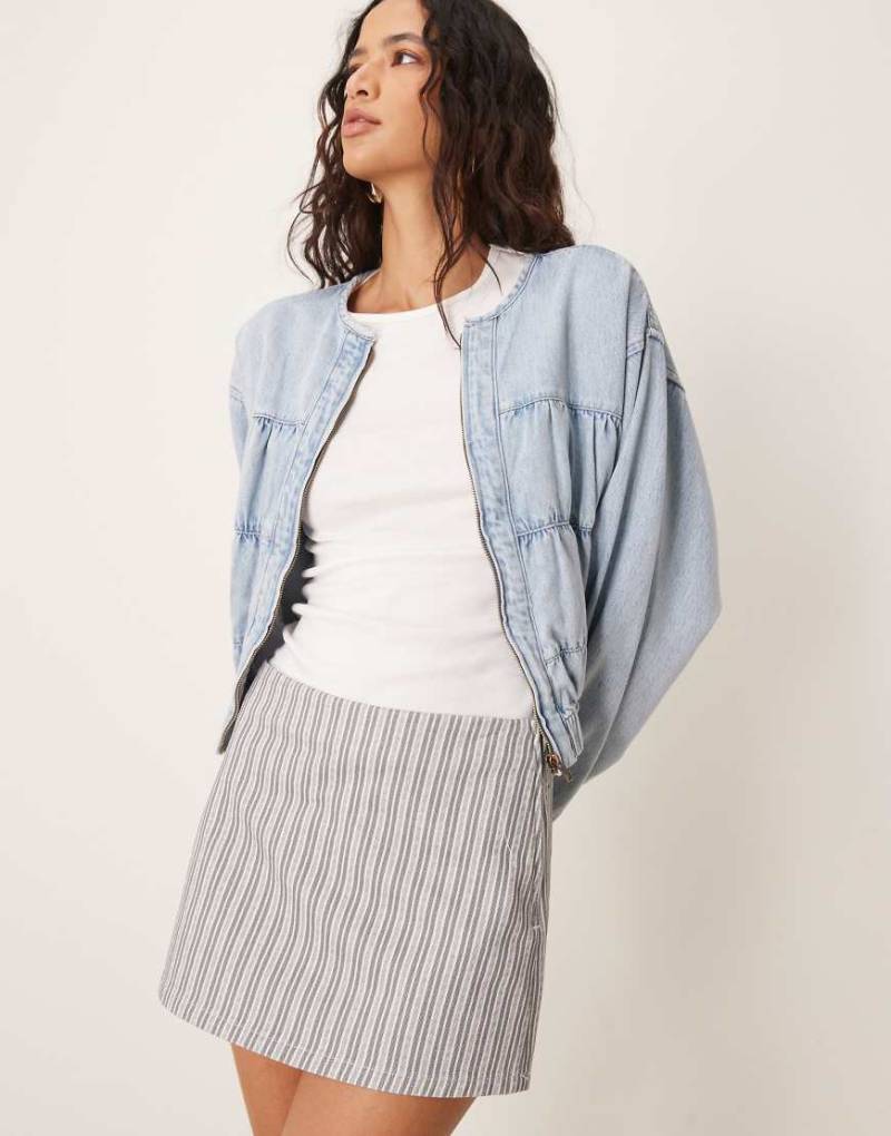 ASOS DESIGN - Sehr kurzer Denimrock in Anthrazit mit Nadelstreifen-Grau von ASOS DESIGN