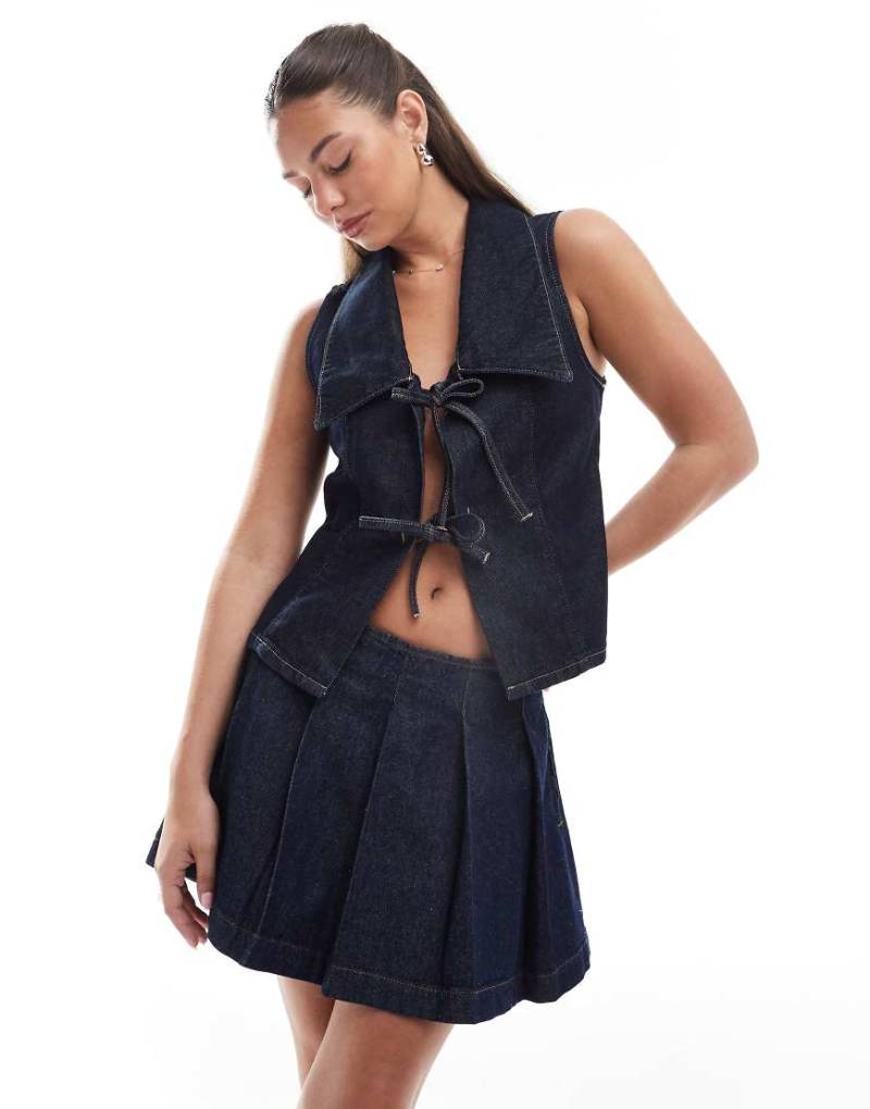 ASOS DESIGN - Sehr kurzer Jeans-Faltenrock in Indigoblau-Marineblau von ASOS DESIGN