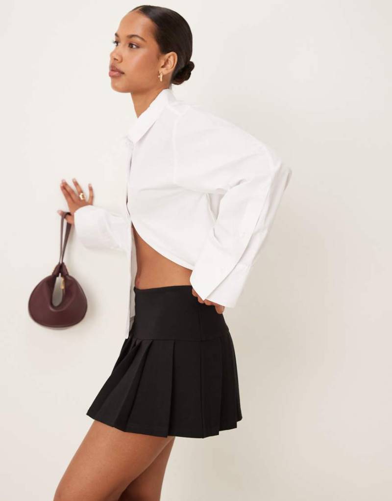 ASOS DESIGN - Sehr kurzer Ponte-Skort in Schwarz mit Falten von ASOS DESIGN