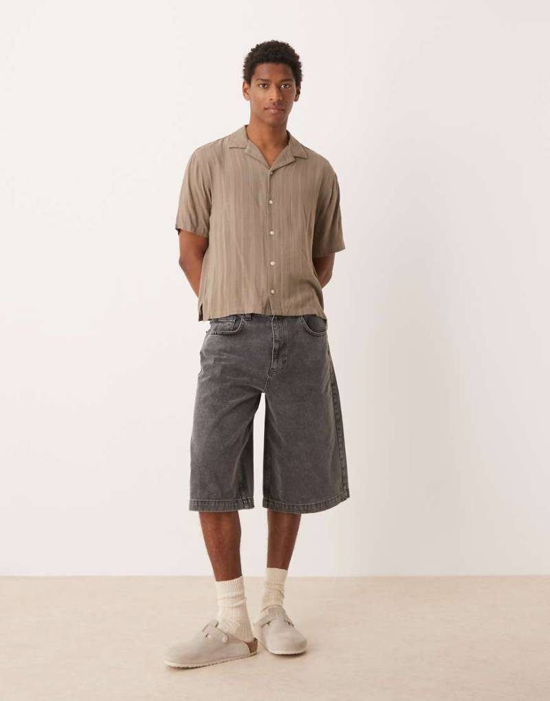 ASOS DESIGN - Sehr lange Denim-Jorts in brauner Waschung von ASOS DESIGN