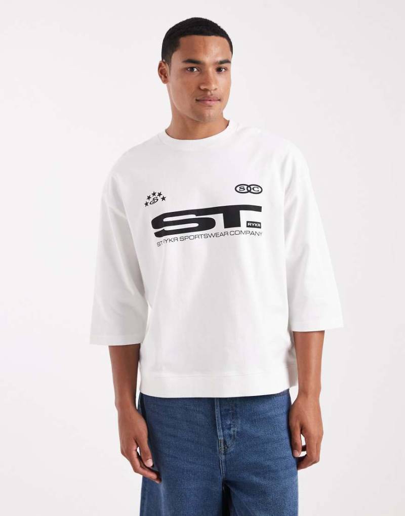 ASOS DESIGN - Sehr schweres, kastiges Oversize-T-Shirt in Weiß mit halblangen Ärmeln und Sport-Grafik von ASOS DESIGN